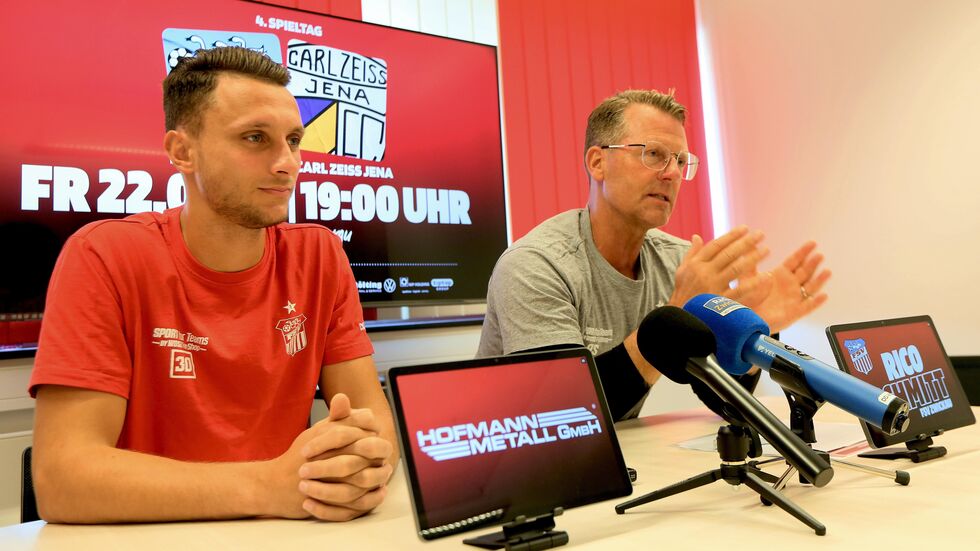 Lucas Hiemann und Trainer Rico Schmitt bei der Pressekonferenz zum Spiel gegen Jena