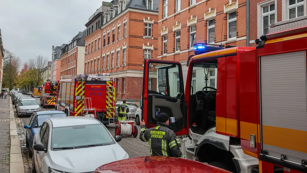Die Feuerwehr rückte mit mehreren Löschfahrzeugen an. 