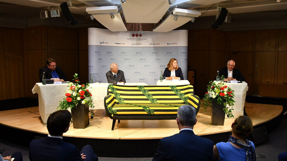Das Sachsensofa - im Gespräch Moderator Daniel Heinze, Bundestagspräsident Wolfgang Schäuble, Oberbürgermeisterin Constance Arndt und Bischof Heinrich Timmerevers (von links nach rechts)  Das Sachsensofa - im Gespräch Moderator Daniel Heinze, Bundestagspräsident Wolfgang Schäuble, Oberbürgermeisterin Constance Arndt und Bischof Heinrich Timmerevers (von links nach rechts)