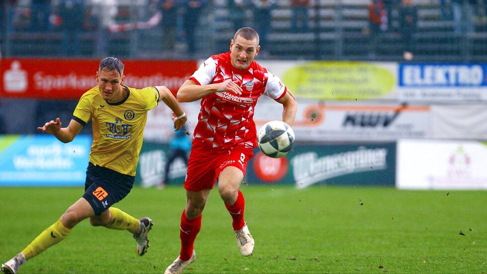 Jonas Dittrich von Auerbach im Zweikampf mit dem Zwickauer Lucas Albert.