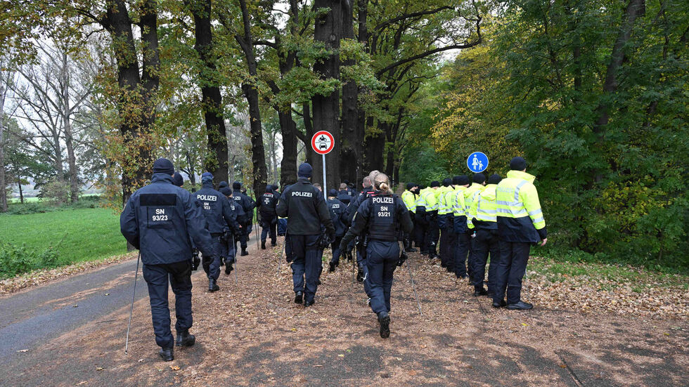 Die Beamten durchkämmen den Park. Die Beamten durchkämmen den Park.