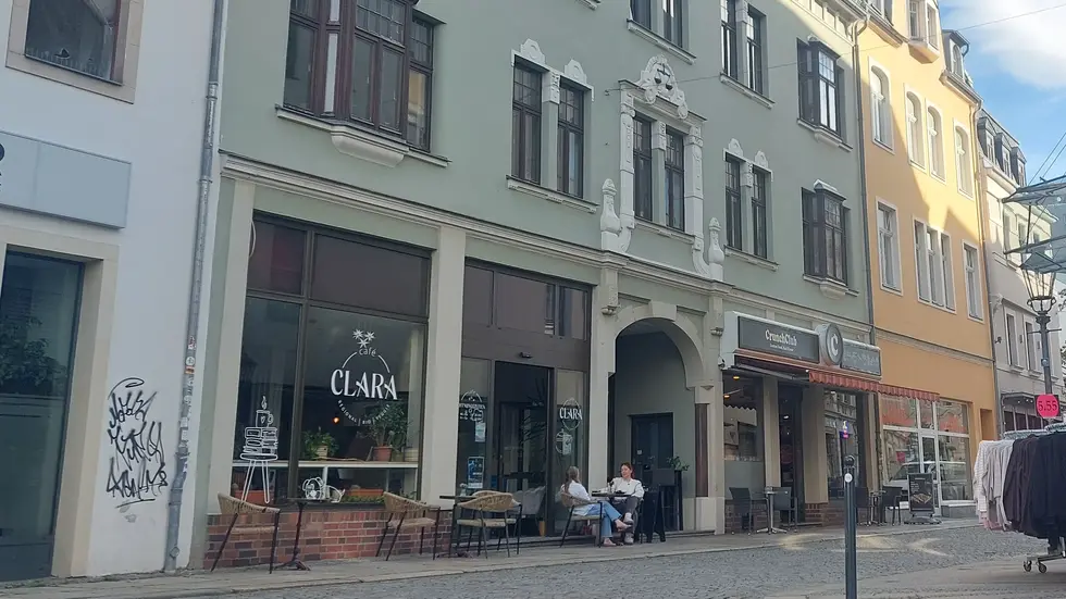 Durch den Torbogen ging es früher in die Adlerpassage. Heute sind links und rechts davon ein Café und ein Restaurant. Durch den Torbogen ging es früher in die Adlerpassage. Heute sind links und rechts davon ein Café und ein Restaurant.
