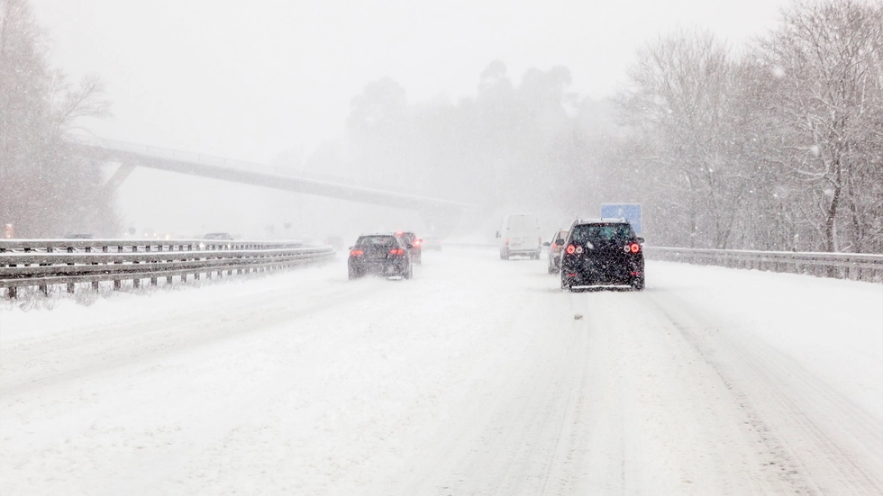 Symboldbild: Winterdienst im Dauereinsatz. Die Straßen schneit es immer wieder zu.