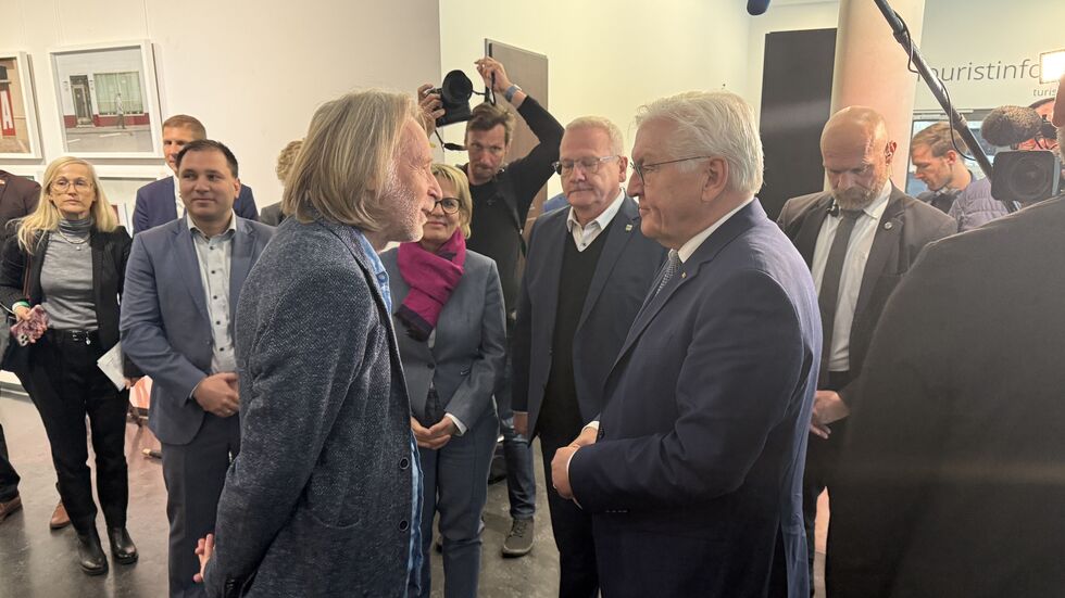 Bundespräsident Frank-Walter Steinmeier wird vom Leiter der Kulturfabrik Hoyerswerda begrüßt Bundespräsident Frank-Walter Steinmeier wird vom Leiter der Kulturfabrik Hoyerswerda begrüßt