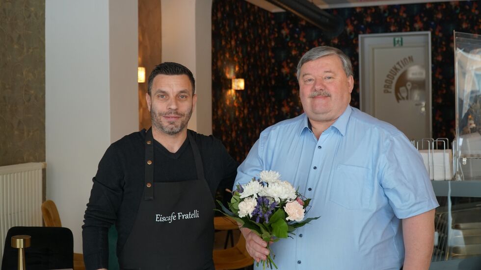 Der Bürgermeister (re.) beglückwünscht die neuen Betreiber zur Eröffnung. 