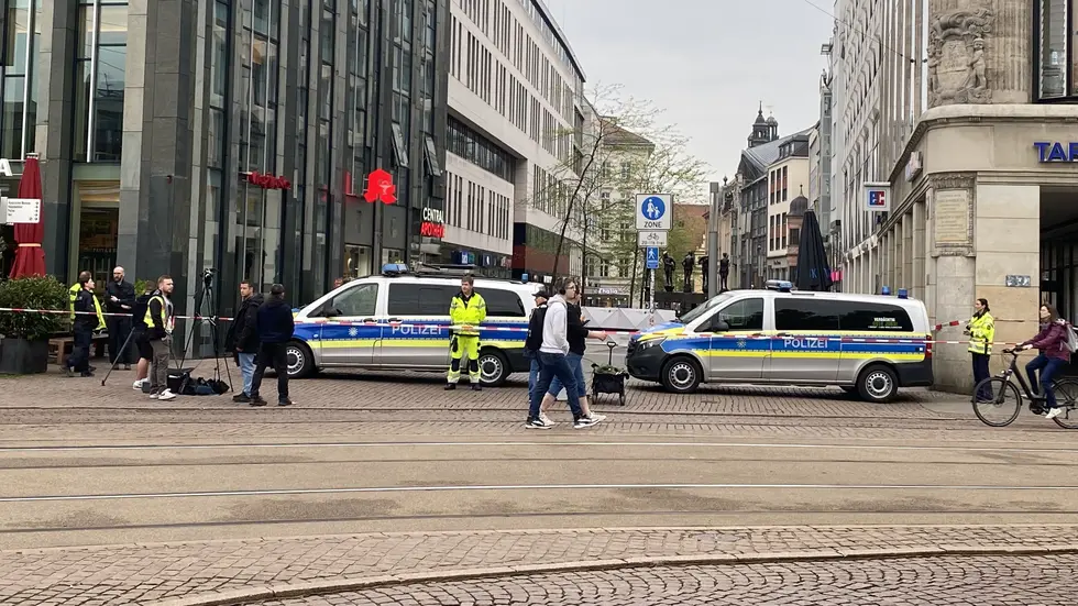 Tatort: Der Eingang zur Fußgängerzone der Grimmaischen Straße in Leipzig am Tag nach der schrecklichen Amokfahrt mit zwei Toten. Tatort: Der Eingang zur Fußgängerzone der Grimmaischen Straße in Leipzig am Tag nach der schrecklichen Amokfahrt mit zwei Toten.