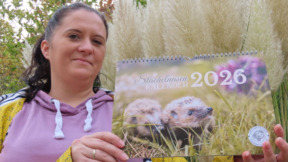 Igel-Kalender des Stachelnasen Zwickauer Land e.V. - im Bild Kristin Trodler mit der aktuellen Ausgabe Igel-Kalender des Stachelnasen Zwickauer Land e.V. - im Bild Kristin Trodler mit der aktuellen Ausgabe