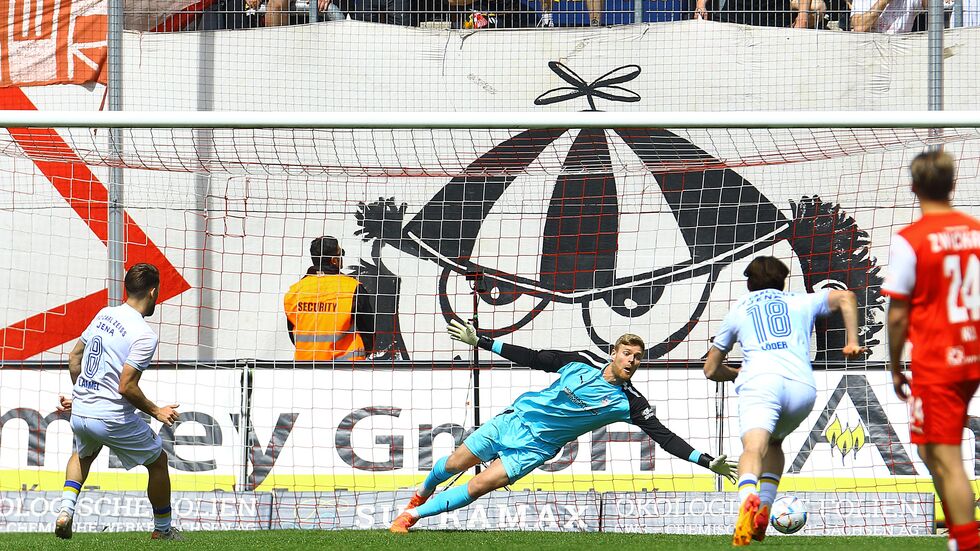 Keeper Benjamin Leneis war beim Elfmeter in der richtigen Ecke, konnte aber das 0:1 nicht verhindern.