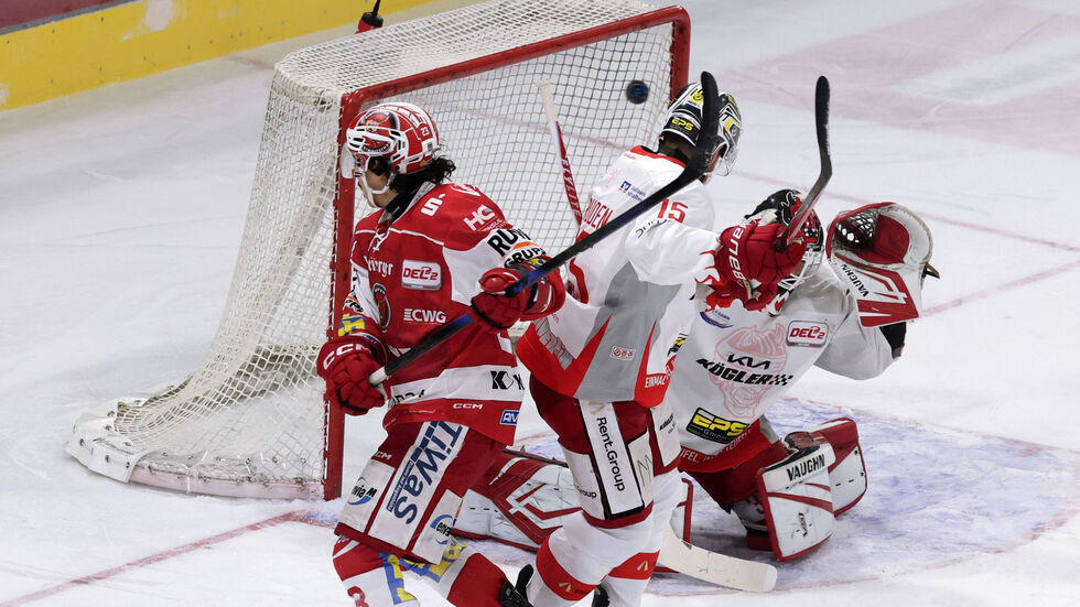 ... da zappelt der Puck im Netz der Gäste. ... da zappelt der Puck im Netz der Gäste.