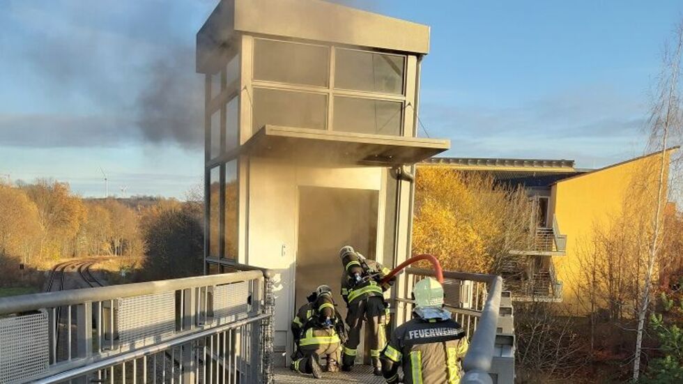 Passanten hatten den Qualm bemerkt, der aus dem Fahrstuhl herausdrang und alarmierten die Feuerwehr. © Feuerwehr Wilkau-Haßlau