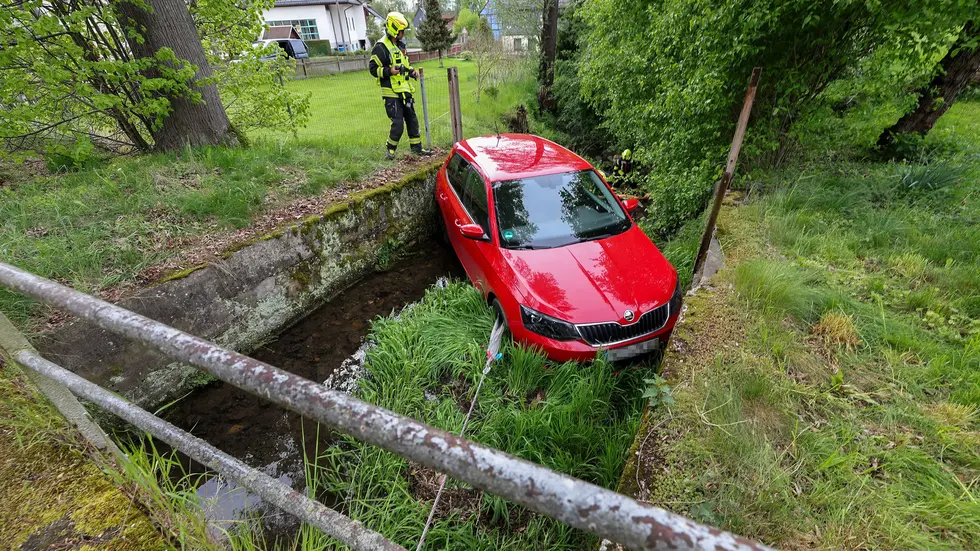 Die Ortsfeuerwehr sicherte das Fahrzeug bis zur Bergung. 