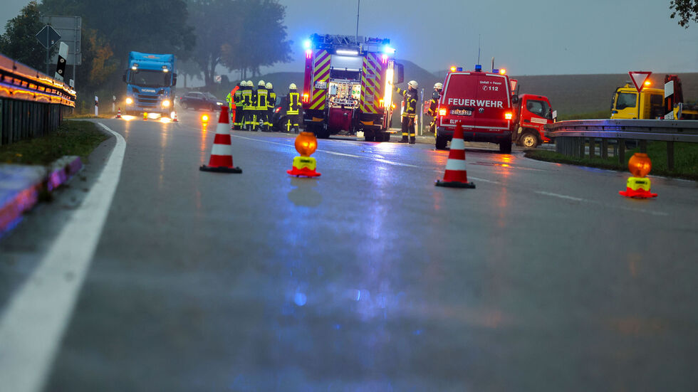 Die B 180 war nach dem Unfall dicht.