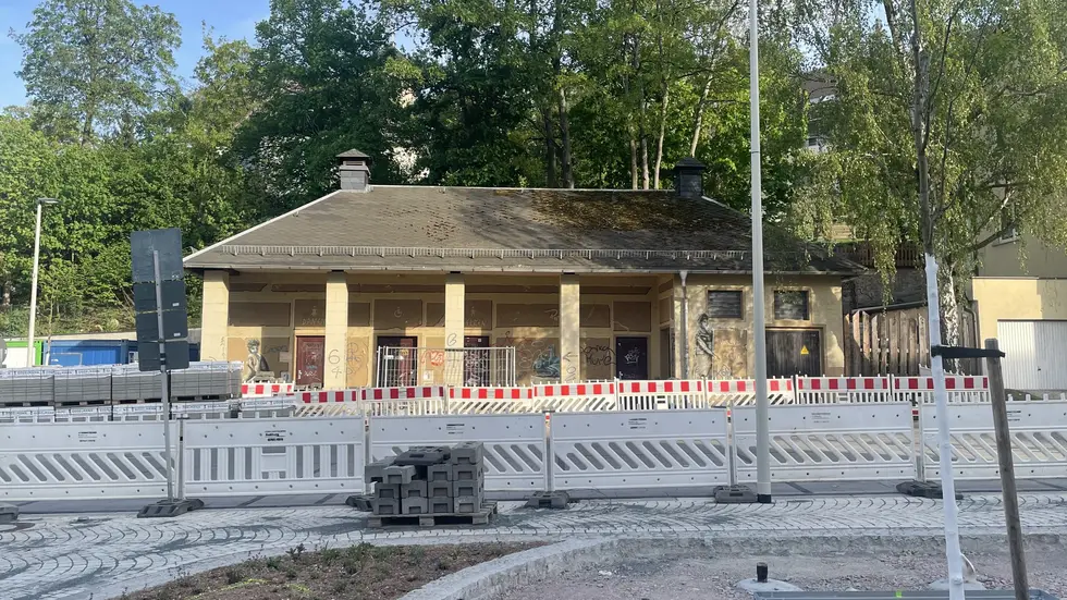 Am Rand der Baustelle fällt das Toilettenhaus kaum auf - zum sanierten Markt wird es im Kontrast stehen, aber nicht lange. 