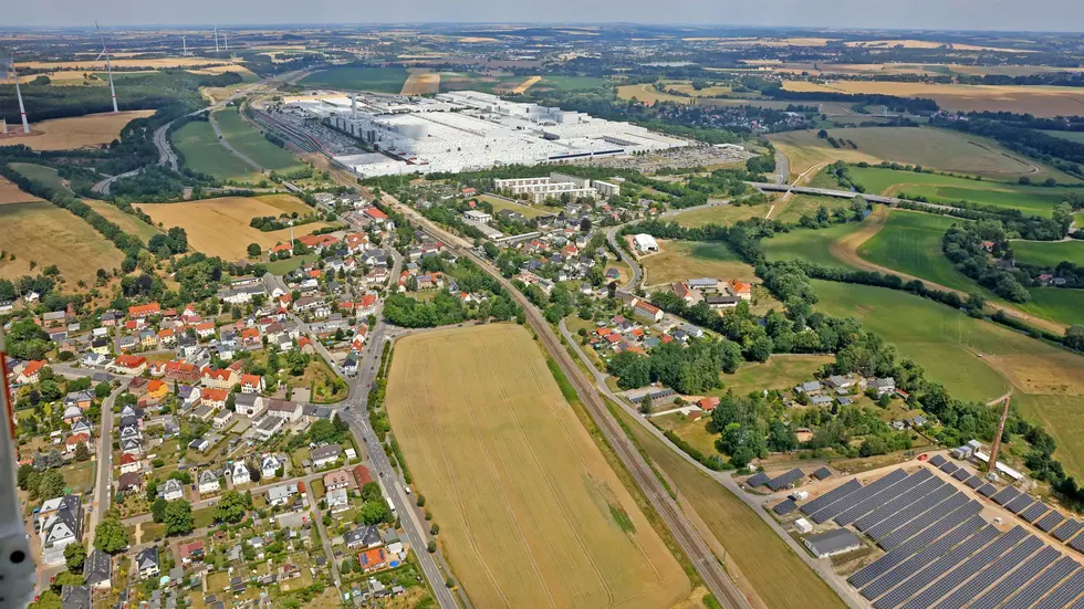 VW Zwickau im Bildhintergrund