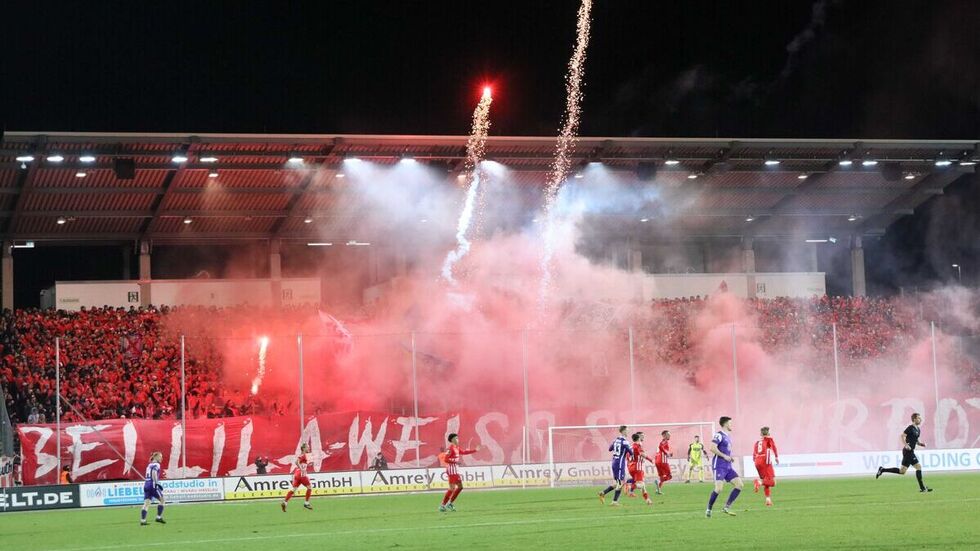 Fans hatten über 100 Raketen und zahlreiche Bengalos gezündet.