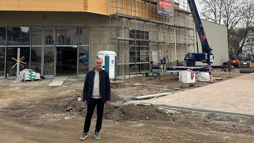 Betreiber Armin Fiedler vor dem neuen E-Center.
