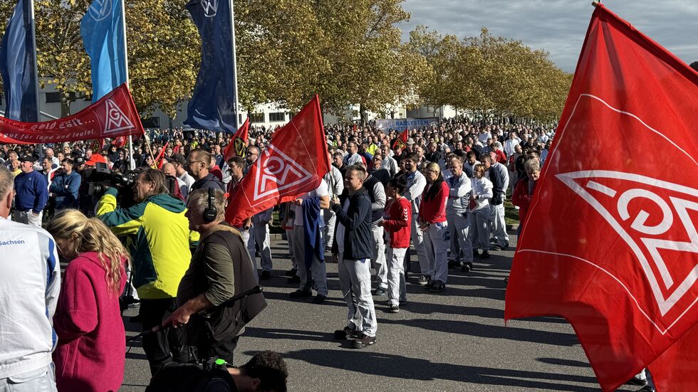 Tausende Mitarbeiter zogen ans Werkstor und machten ihrem Unmut Luft.