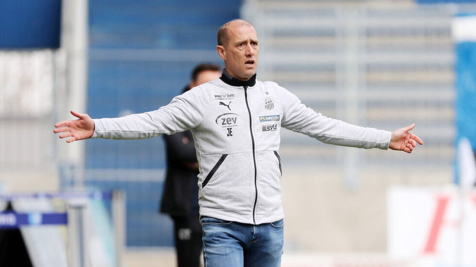 Joe Enochs breitet die Arme aus. Ob er sie am Mittwoch zum Jubel über den Klassenerhalt in die Höhe reißen kann? Joe Enochs breitet die Arme aus. Ob er sie am Mittwoch zum Jubel über den Klassenerhalt in die Höhe reißen kann?