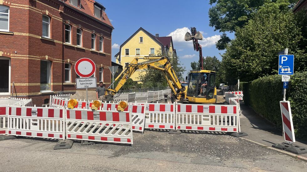 Auf der Emil-Rosenow-Straße sind die Arbeiten im vollen Gange (auch bei Hitze) Auf der Emil-Rosenow-Straße sind die Arbeiten im vollen Gange (auch bei Hitze)