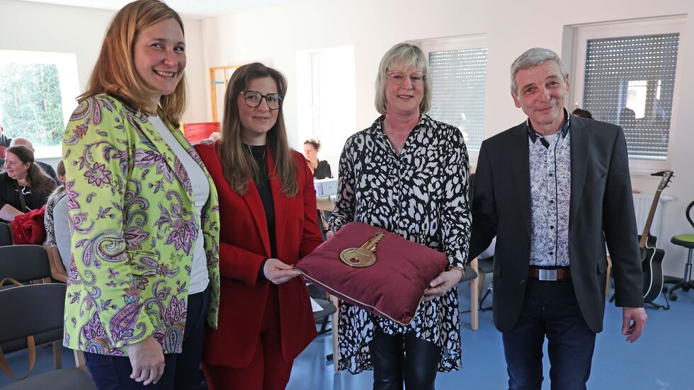 Kita-Leiterin Susann Röhrborn (2.v.r.) und Hans-Jürgen Melle vom Zwickauer Kinderhausverein bekamen symbolisch den Schlüssel von OB Constance Arndt und Baubürgermeisterin Silvia Queck überreicht.