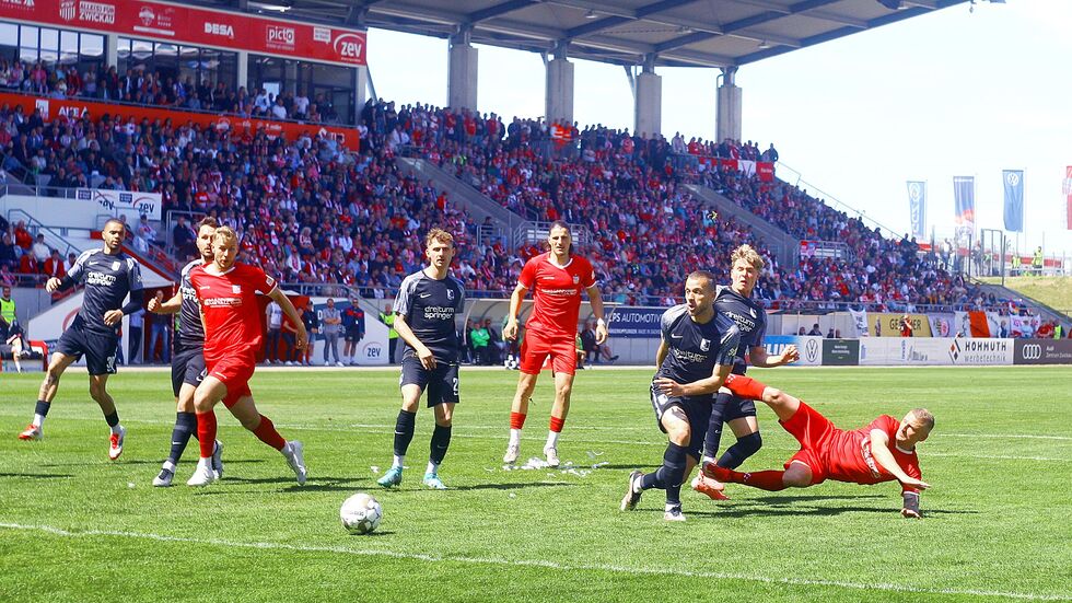 Marc-Philipp Zimmermann (rechts im Bild) nickt den Ball zum Ausgleich ein.