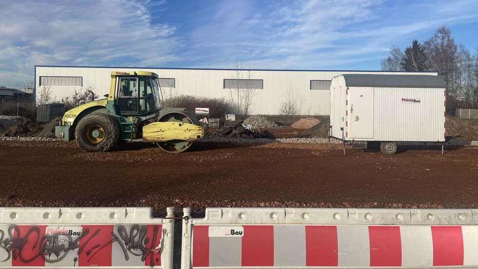 Das wird nichts Halbes, sondern ein Parkplatz mit Schott und Asphalt, ausgelegt für fünf LKW. Das wird nichts Halbes, sondern ein Parkplatz mit Schott und Asphalt, ausgelegt für fünf LKW.