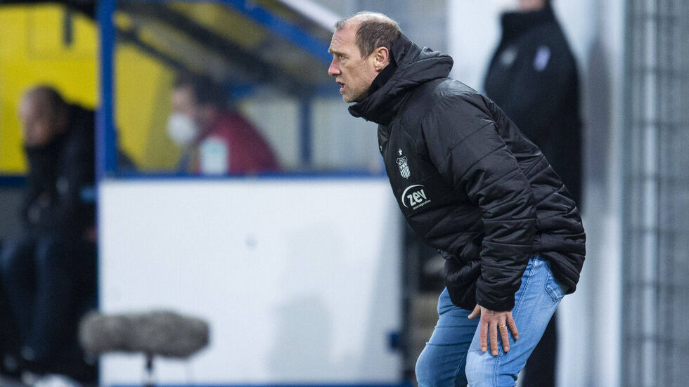 Joe Enochs beim Coachen am Spielfeld. 