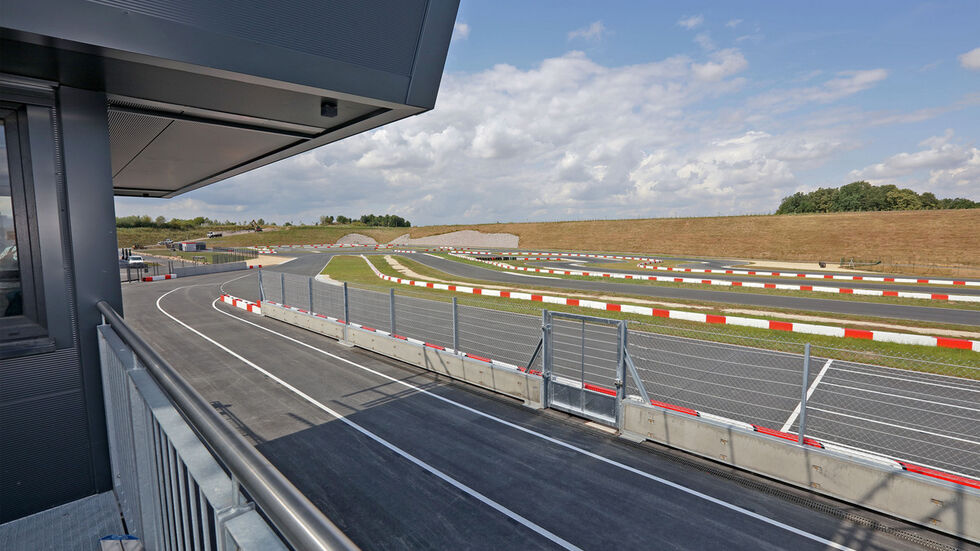 Hier düsen am Samstag auch getunte Simson-Mopeds über die Piste.