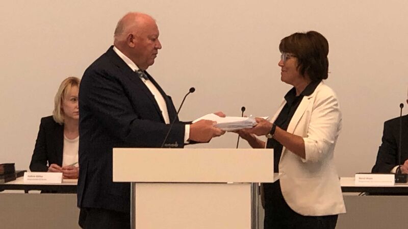 Rund 1.500 Unterschriften übergab Thomas Beierlein an OB Pindeiß. © Redaktion