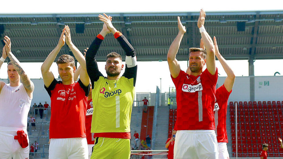 Johannes Brinkies (in Gelb) und Ronny König (vorn rechts) spielen auch kommende Saison für den FSV Zwickau. Johannes Brinkies (in Gelb) und Ronny König (vorn rechts) spielen auch kommende Saison für den FSV Zwickau.