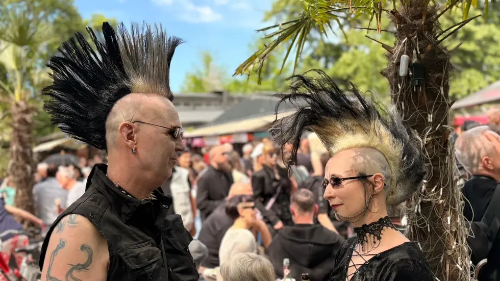Das Tier und die Todesfee von der Band Totentanz Strumpfsocking haben letztes Jahr im heidnischen Dorf gespielt. Dieses Jahr müssen sie aussetzen. Die Regel lautet: nicht 2 Jahre in Folge ...