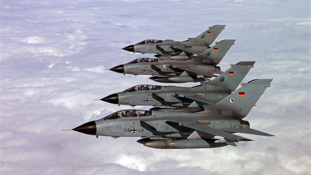 Vier Tornado-Kampfjets der Taktischen Luftwaffengeschwader 33 und 51 "Immelmann" fliegen aus dem Auslandseinsatz Counter Daesh nach Deutschland zurück. Für Air Defender sind 16 Tornados geplant.