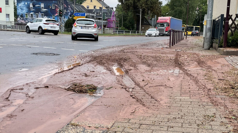 Verschlammte Straße in Oberlungwitz