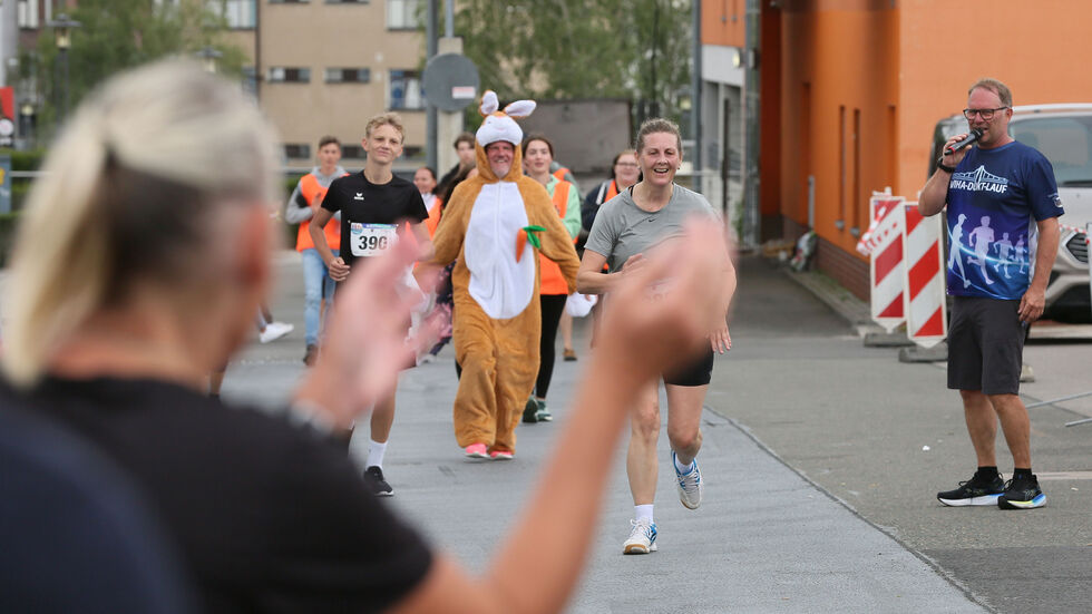 Läufer im Hasenkostüm. Rechts: Organisator Andreas Hahn. Läufer im Hasenkostüm. Rechts: Organisator Andreas Hahn.