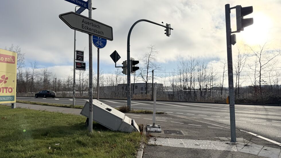 Der Stromkasten ist seit einem Unfall kaputt.