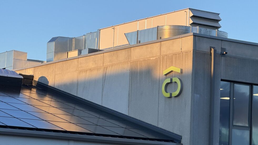 Firmensitz mit Autarkstrom-Logo in Hirschfeld