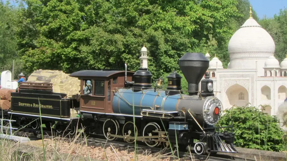 Auf einer rund 600 Meter langen Anlage schlängeln sich die Miniaturbahnen durch den Park. Auf einer rund 600 Meter langen Anlage schlängeln sich die Miniaturbahnen durch den Park.