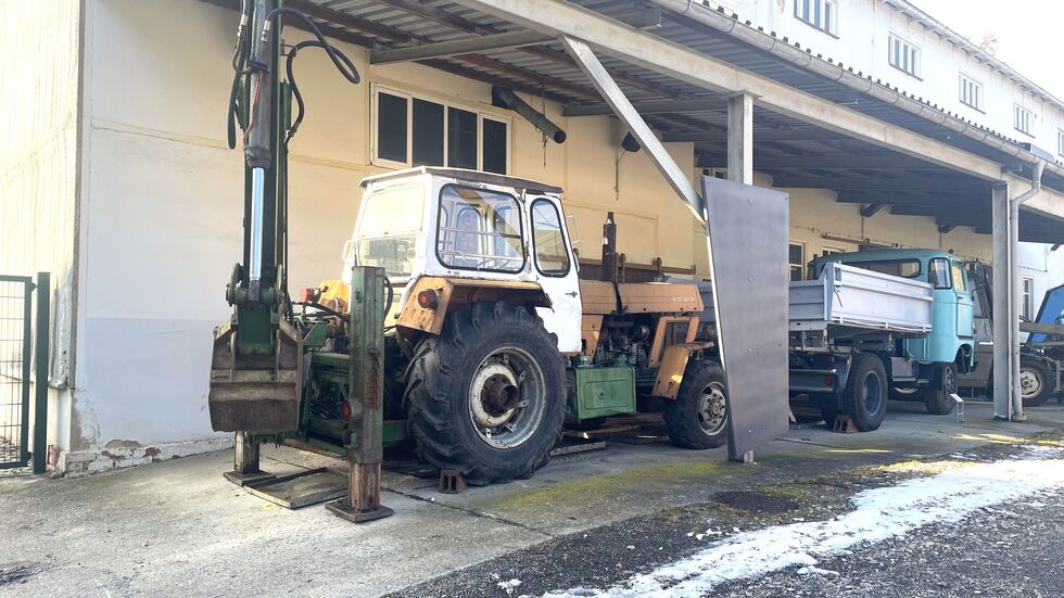 Ein Unikat: der ZT 303 mit Schild und Bagger