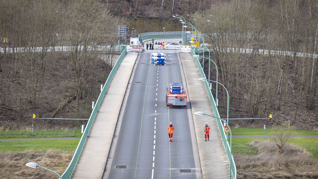 Der Bereich um beide Brückenköpfe auf beiden Elbseiten in Bad Schandau wird während des Belastungstests großflächig abgesperrt.