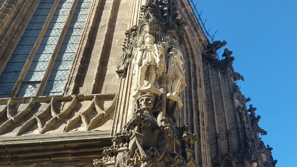Direkt unter den steinernen Füßen von Johann dem Beständigen befindet sich das Dreigesicht. Direkt unter den steinernen Füßen von Johann dem Beständigen befindet sich das Dreigesicht.