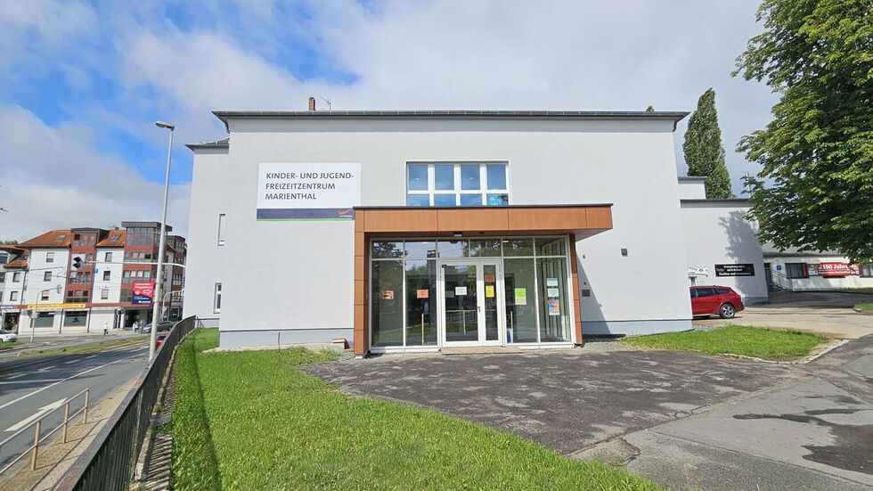 Die frische Fassade lässt vermuten, dass das Freizeitzentrum schon fertig saniert ist.