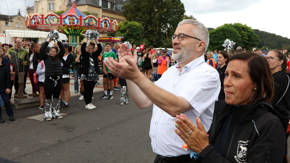 Bürgermeister Stefan Feustel feuert die Läufer an. Bürgermeister Stefan Feustel feuert die Läufer an.