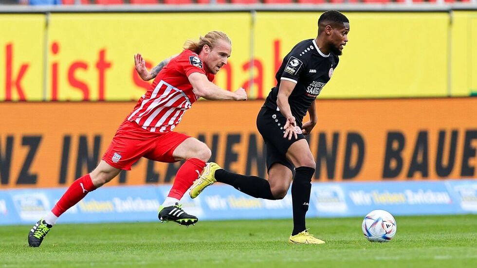 Nils Butzen im Laufduell mit Isaiah Young