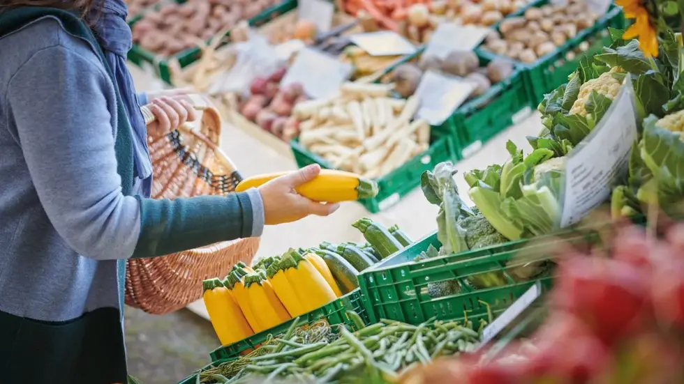 Angeboten werden frische Lebensmittel und regionale Spezialitäten Angeboten werden frische Lebensmittel und regionale Spezialitäten