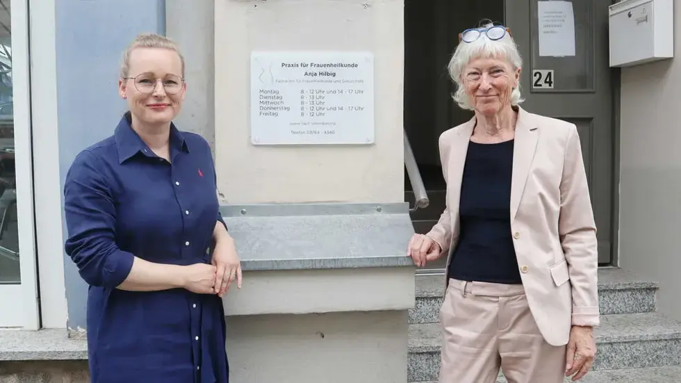 Anja Hilbig (li.) übernimmt die Praxis von Manuela Fritzsche (re.) Anja Hilbig (li.) übernimmt die Praxis von Manuela Fritzsche (re.)