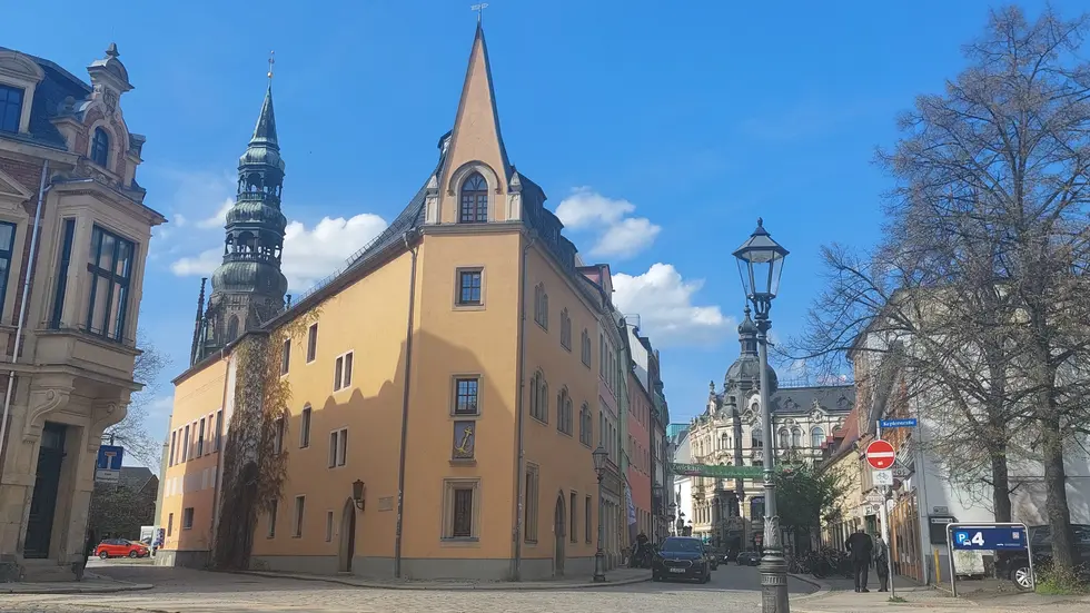 Auf dem Weg vom Kornmarkt zum Dom ist das Gebäude nicht zu übersehen.