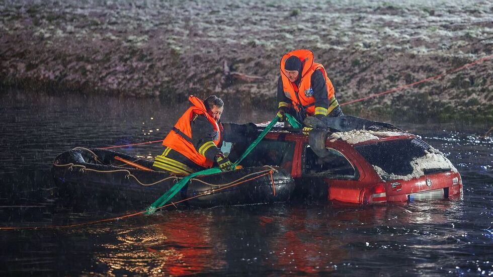 Die Feuerwehrmänner der FFW Gesau Christian Wenke (links) und David Scheuer haben eine Spezialausbildung für solche Einsätze. Die Feuerwehrmänner der FFW Gesau Christian Wenke (links) und David Scheuer haben eine Spezialausbildung für solche Einsätze.