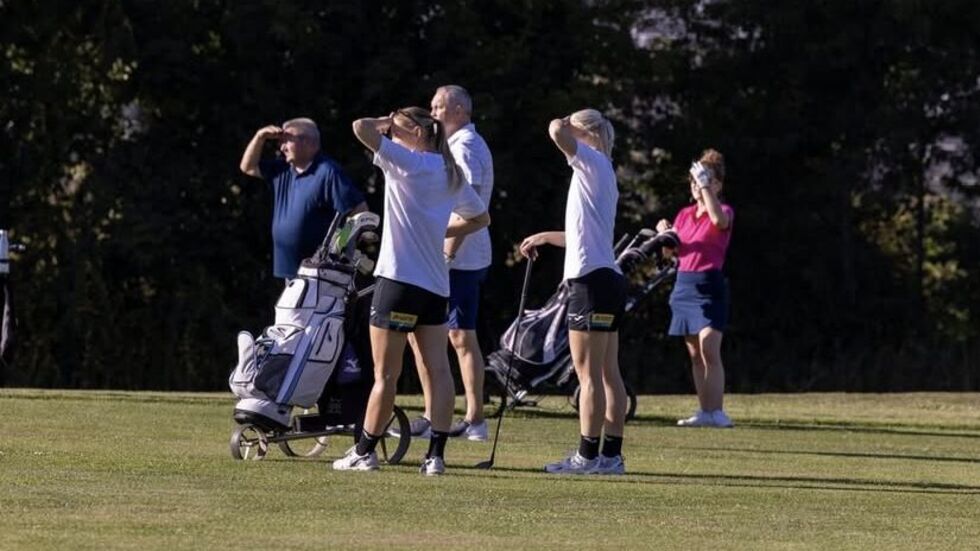 Die etwa 120 geladenen Gäste konnte zusammen mit den Spielerinnen golfen.