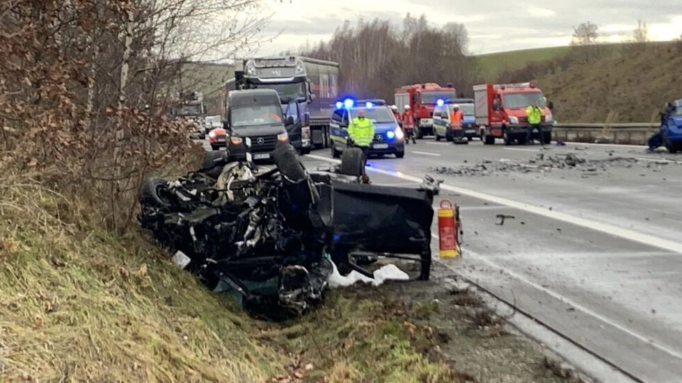 Der Audi liegt völlig zertrümmert auf dem Dach. Der Audi liegt völlig zertrümmert auf dem Dach.