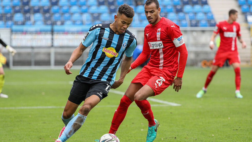 Steffen Nkansah (re.) als Interimskapitän im Zweikampf mit Marcel Costly von Waldhof Mannheim.